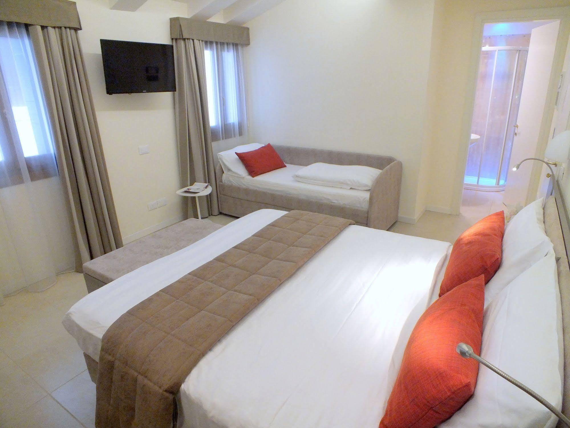 Leone Hotel 3*